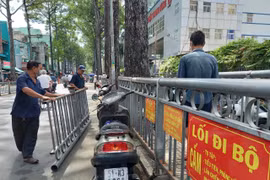 Sau chỉ đạo của Sở GTVT TP. HCM, loạt bãi xe chiếm dụng vỉa hè giờ ra sao?