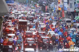 Hà Nội: Mưa lớn, ùn tắc nghiêm trọng nhiều tuyến phố