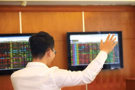 Cổ phiếu FLC tiếp tục nằm sàn, Vn-Index rơi xuống dưới 1.500 điểm