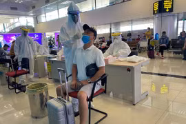 Tiếp tục test nhanh Covid-19 với hành khách đến và đi qua các nước có biến chủng Omicron