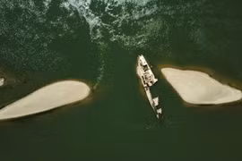 Xác tàu chiến Đức Quốc xã xuất hiện dưới lòng sông cạn nước Danube