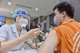 Tiêm vaccine COVID-19 mũi 4: Vận động người dân, tăng tốc tiêm chủng