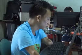 Vượt lên nghịch cảnh, thanh niên khuyết tật “vẽ” tương lai cho người đồng cảnh ngộ