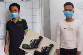 Bắt giữ 2 đối tượng tàng trữ trái phép 2 khẩu súng