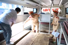Bắt xe khách vận chuyển gỗ trái phép từ Đắk Lắk về Hà Tĩnh tiêu thụ
