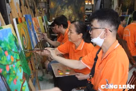 Nét đẹp ở lớp hội họa dành cho người ‘không nói, không nghe’, dùng sắc màu để kể chuyện