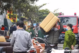 Người dân hối hả xách đồ chạy xa đám cháy lớn trên đường Nguyễn Xiển, Hà Nội