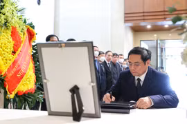 Thủ tướng Phạm Minh Chính ghi sổ tang tưởng niệm cựu Thủ tướng Nhật Bản Abe Shinzo