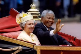 Tình bạn giữa ông Mandela và Nữ hoàng Elizabeth qua lời thư ký