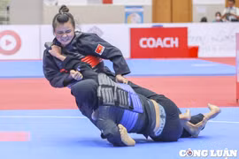 Nữ võ sĩ pencak silat Quàng Thị Thu Nghĩa đánh bại đối thủ, giành huy chương vàng
