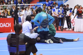 HLV Indonesia xô xát với trọng tài tại SEA Games 31 sau khi học trò bị trừ điểm