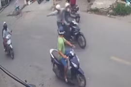 Rùng mình cảnh đôi nam nữ bị giật dây chuyền giữa ban ngày ở TP. HCM