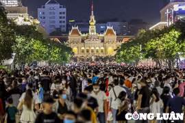 TP. HCM: Phố đi bộ ‘kín’ người xem biểu diễn văn nghệ dịp 2/9