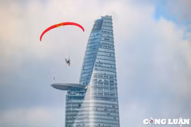 TP. HCM: Người dân mãn nhãn với màn trình diễn khinh khí cầu, dù lượn
