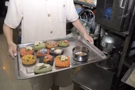 Thợ làm bánh trung thu handmade tất bật trước rằm tháng Tám