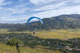 Du khách phấn khích với môn thể thao mạo hiểm bay dù lượn trên núi lửa Chư Đăng Ya, Gia Lai