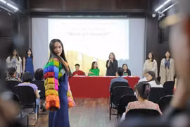 Trưng bày áo dài ngũ thân truyền thống tại phố cổ Hà Nội
