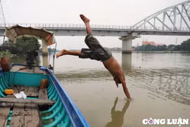 Người đàn ông 45 năm làm "nghề" vớt xác, cứu người nhảy cầu