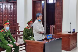 Tạm hoãn xử vụ án giết người do mâu thuẫn đóng, mở cổng