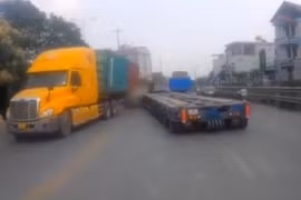 Thân xe container đang đi thì rời khỏi xe va chạm mạnh với phương tiện đi ngược chiều