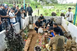 Ít nhất 32 trẻ em thiệt mạng trong thảm kịch bóng đá Indonesia, cảnh sát trưởng bị sa thải