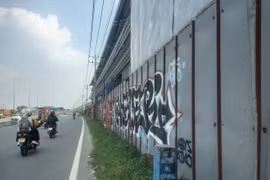 Hình vẽ bậy, rác thải tràn lan dọc tuyến metro 1 ở TP. HCM