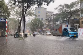 Hà Nội cứ mưa lại ngập: Không nên chỉ đổ tại... trời!