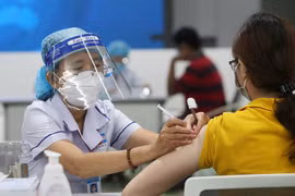 Chính phủ yêu cầu rà soát các quy định của pháp luật về tiêm vaccine phòng COVID-19