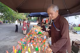 Rộn ràng tò he lên phố