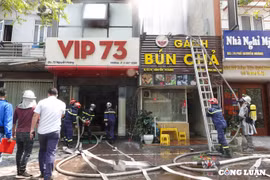 Hà Nội: Cháy quán bún chả, nhiều người hốt hoảng tháo chạy