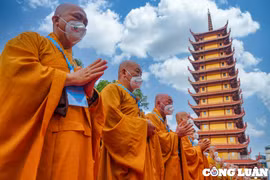 Hàng trăm tăng ni, phật tử TP. HCM đội mưa, đồng tâm tại Đại lễ Phật Đản