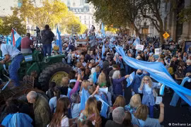 Lạm phát và mức lương giảm đang làm gia tăng căng thẳng xã hội ở Argentina