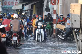 Triều cường dâng cao, người dân TP. HCM bì bõm sau giờ tan tầm