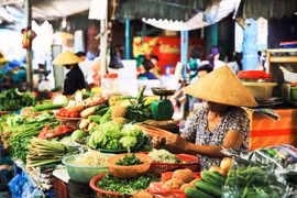 Bộ Tài chính lý giải giá xăng giảm, nhưng nhiều mặt hàng thiết yếu vẫn tăng