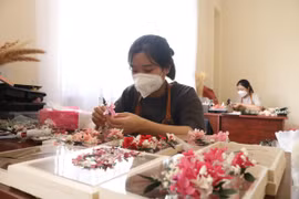 Độc đáo tranh hoa khô lồng kính làm quà dịp Quốc tế phụ nữ