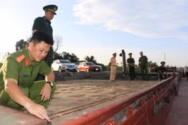Giám đốc doanh nghiệp thuê người làm giả hóa đơn để hợp thức hóa “cát lậu”