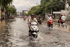 Mưa kéo dài hơn 2 giờ, nhiều tuyến đường ở TP. HCM biến thành... sông