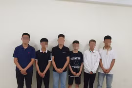 Nam thiếu niên đang ngồi quán cà phê, bất ngờ bị nhóm côn đồ “choai choai” dùng hung khí tấn công