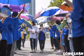 “Áo xanh” Thủ đô tiếp nước, che ô và đưa đón thí sinh đến điểm thi