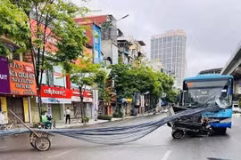 Hà Nội: Kính chắn gió của xe buýt bị bó sắt đâm thủng