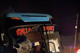 Xe khách gặp nạn trên quốc lộ 2, nhiều người thoát chết