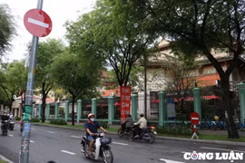 Bất chấp lệnh cấm, nhiều xe máy vẫn ‘phóng’ ngược chiều giữa trung tâm TP. HCM