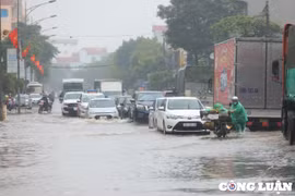 Hà Nội: Cảnh báo những tuyến đường ngập sâu, phương tiện khó di chuyển