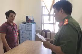 Làm giả giấy tờ mang tên vợ, đem đi cầm cố lấy tiền tiêu xài