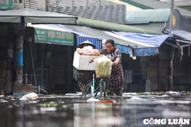 Nghệ An: Chợ Vinh ngập sâu sau mưa lớn