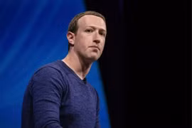Tài sản của ông chủ Facebook Mark Zuckerberg bị thổi bay 100 tỷ USD trong năm nay