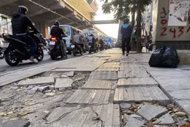 Vỉa hè Hà Nội lát đá có độ bền 70 năm xuống cấp trầm trọng, nát bươm