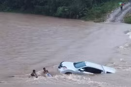Kon Tum: Trục vớt chiếc ô tô bán tải của thầy giáo bị cuốn trôi khi đi qua ngầm tràn