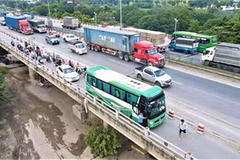 Ô tô vẫn đi vào làn xe máy trên cầu Thanh Trì (Hà Nội)