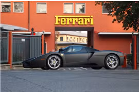 Siêu xe Ferrari Enzo có màu đen mờ được đấu giá